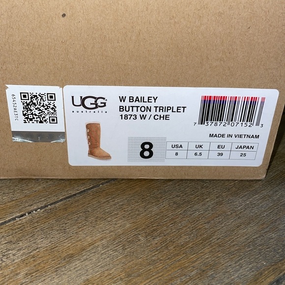 UGG Bailey Button Triplet Boot sz8 - Picture 3 of 8
